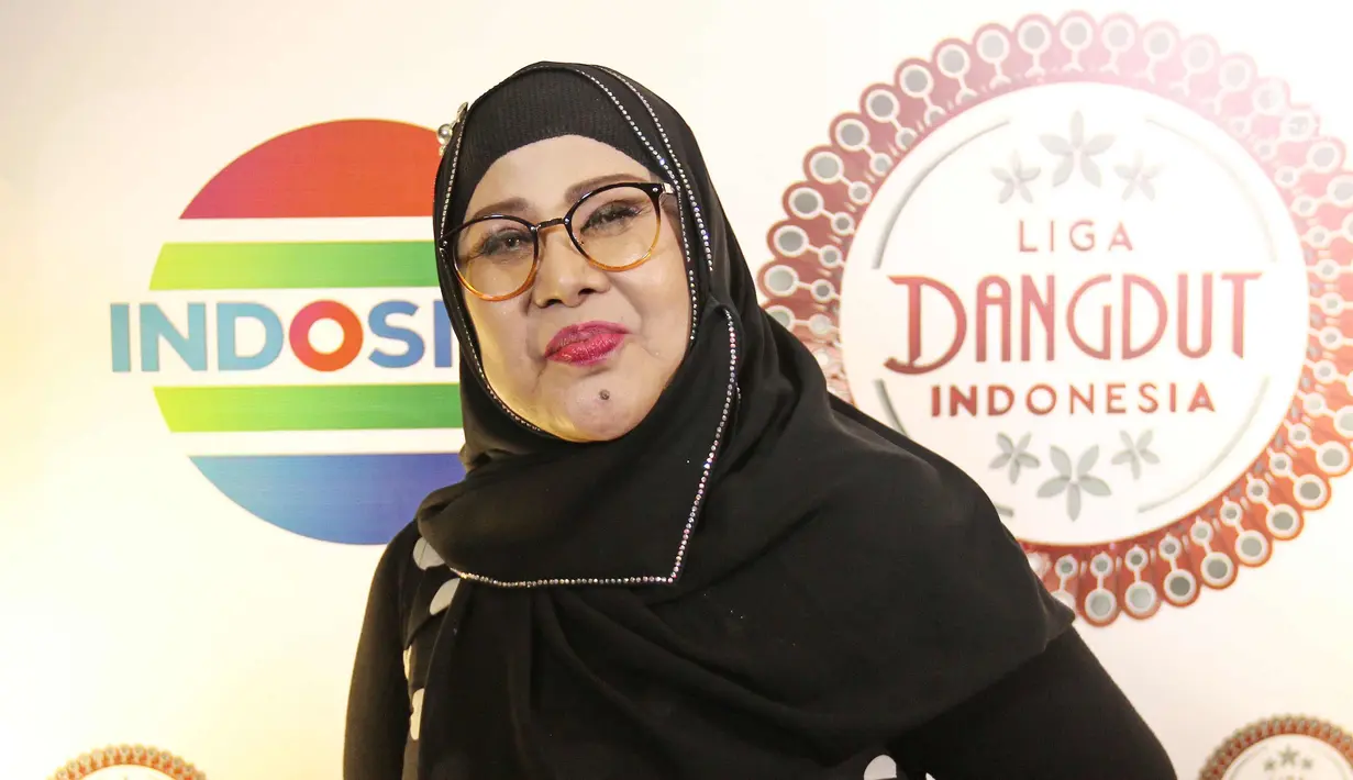 Penyanyi dangdut Elvy Sukaesih berpose seusai jumpa pers Liga Dangdut Indonesia di SCTV Tower, Jakarta, Jumat (12/1). Peserta Liga Dangdut Indonesia akan dikomentari langsung oleh dewan dangdut dan promotor. (Liputan6.com/Herman Zakharia)