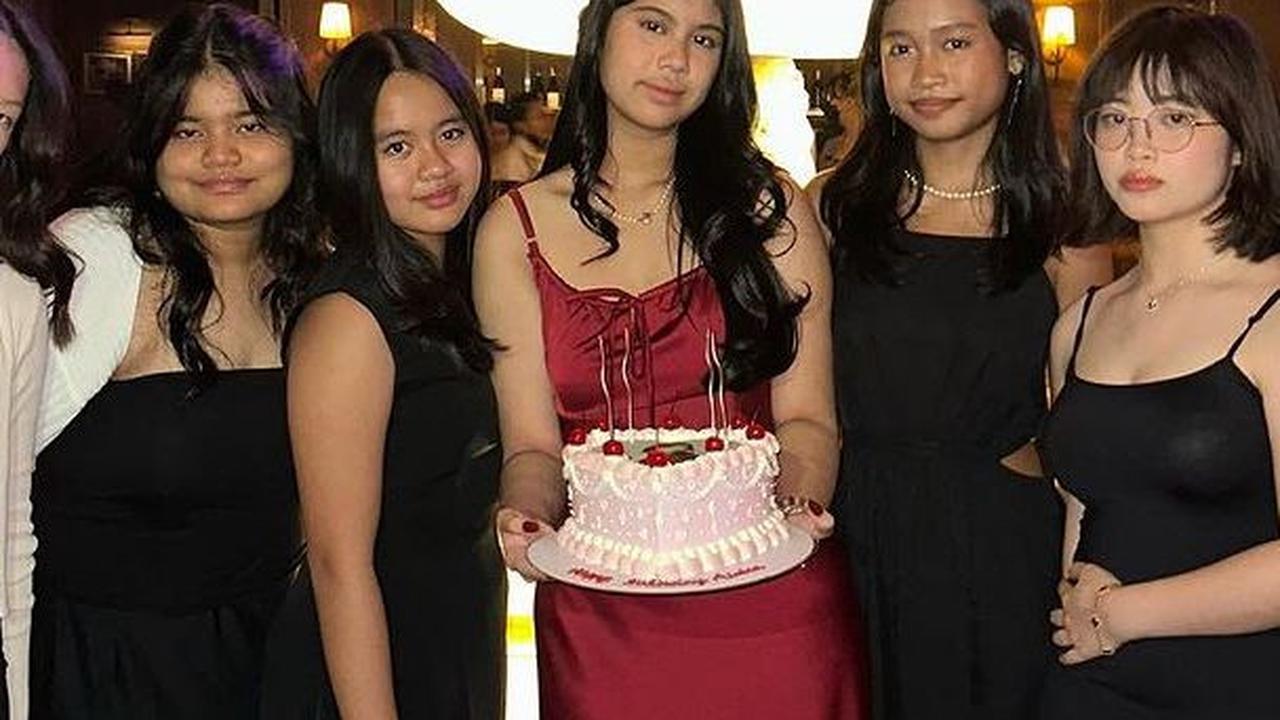 Cantiknya Almira Putri AHY Kenakan Long Dress Merah di Birthday Dinner ke-15 Tahun