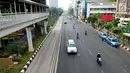 Sejumlah kendaraan melintas di kawasan Glodok Kota, Jakarta, Jumat (1/9). Sesuai ketetepan pemerintah Hari Raya Idul Adha 1438 H pada hari ini merupakan hari libur Nasional dan sejumlah Toko elektronik di Glodok memilih tutup. (Liputan6.com/Helmi Afandi)