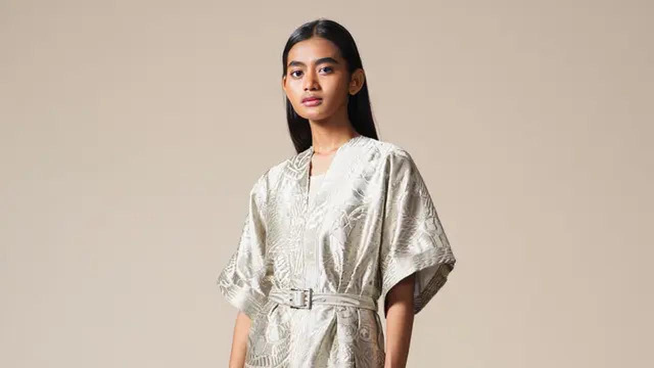 7 Model Baju Brokat Setelan Celana Panjang dengan Desain Anti Basic tapi Classy