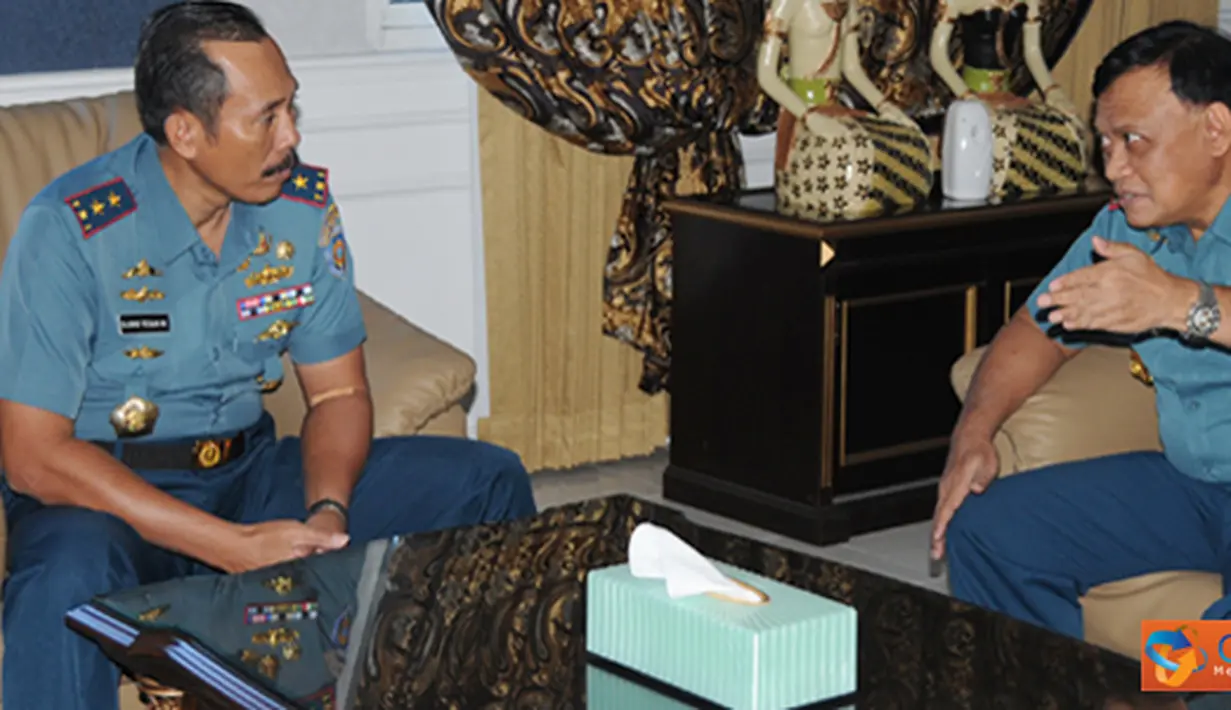Citizen6, Surabaya: Dankobangdikal Laksda TNI Djoko Teguh Wahojo menerima kunjungan resmi Komandan Lantamal V Surabaya yang baru, Laksma TNI Sumadi di Loby Gedung Ki Hadjar Dewantara, Bumimoro Kobangdikal, Senin, (13/8). (Pengirim: Penkobangdikal).