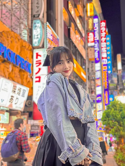 <p>Fuji baru saja mengunggah beberapa potret liburannya di Jepang. Tampil cantik dan menggemaskan, Fuji tampil mengenakan atasan dan mini pleats skirt berwarna hitam, ditumpuknya dengan cropped denim jacket. Yang lebih menggemaskan dari tampilannya ini, ia menata rambut berponinya dengan pony-tail menggunakan kuncir berpita. Foto: Instagram.</p>