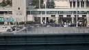Mobil-mobil menunggu untuk memasuki bea cukai Kanada di Rainbow Bridge, Niagara Falls, New York, Amerika Serikat, Senin (9/8/2021). Kanada mencabut larangan terhadap warga AS yang melintasi perbatasan untuk berbelanja, berlibur, atau berkunjung ke negaranya. (Derek Gee/The Buffalo News via AP)