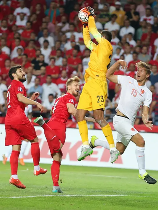 Kiper Turki, Volkan Babacan berusaha menangkap bola dari kejaran pemain belanda pada kualifikasi Grup A Euro 2016 di Konya, Turki, (6/9/2015). Turki menang atas Belanda dengan skor 3-0. (AFP PHOTO/Stringer)