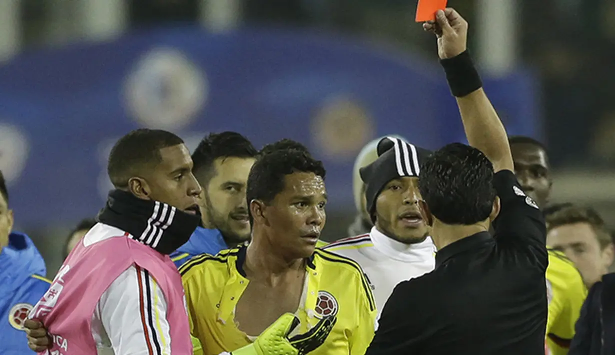 Enrique Osses wasit asal Cile memberi kartu merah pada Carlos Bacca. (AP Photo/Jorge Saenz)