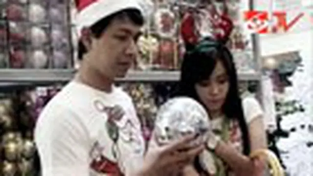 Delon Belanja Natal Bareng Pacar