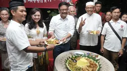 Cawagub DKI, Djarot Saiful Hidayat (ketiga kanan) saat menghadiri Deklarasi Relawan Dulure Djarot di Jakarta, Rabu (5/10). Rencananya Relawan Dulure Djarot akan meyakinkan warga Jakarta bahwa Djarot telah teruji dan terbukti. (Liputan6.com/Yoppy Renato)