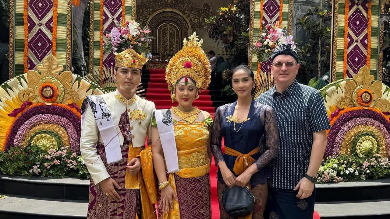 Potret Maudy Koesnadi Kenakan Kebaya Bali yang Selalu Cantik