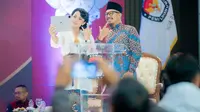 6 Potret Krisdayanti Pakai Mawar Ungu di Debat Pilkada 2024, Raul Lemos Berjaket Merah Curi Perhatian