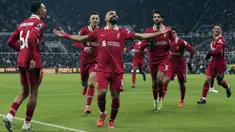 Pemain Liverpool, Mohamed Salah melakukan selebrasi bersama rekan-rekannya setelah mencetak gol ketiga timnya ke gawang Newcastle pada laga lanjutan Liga Inggris 2024/2025 di St James Park Stadium, Newcastle, Inggris, Kamis (05/12/2024) WIB. (AP Photo/Ian Hodgson)