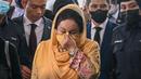 Rosmah Mansor (tengah), istri mantan perdana menteri Najib Razak yang dipenjara, tiba untuk mendengarkan vonis dalam sidang korupsinya di pengadilan tinggi di Kuala Lumpur, Kamis (1/9/2022). Dalam upaya menit terakhir untuk menunda putusan, Rosmah mengajukan permohonan di pengadilan untuk menolak hakim yang mengawasi persidangannya. (Mohd RASFAN / AFP)