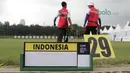Tim Indonesia menghampiri hasil bidikan pada semifinal nomor Recurve Tim Putra Test Event Asian Games 2018 di Venue Panahan, Jakarta, Selasa (13/2/2017). Recurve Tim Putra Indonesia menang atas Malaysia 5-4. (Bola.com/Nick Hanoatubun)