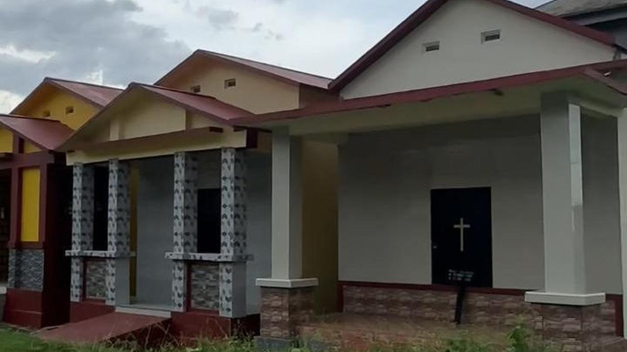 Di seberangnya, tampak juga kompleks kuburan lain yang ukurannya lebih besar. Bangunan ini juga memiliki bukaan yang cukup besar yang membuatnya tampak bak rumah sungguhan.