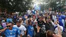 Beberapa fans berjoget di jalan saat melakukan pawai di Kota Bandung, Sabtu (1/6/2024) untuk menyambut kedatangan skuad Persib Bandung usai menjadi juara Championship Series BRI Liga 1 2023/2024. (Bola.com/M Iqbal Ichsan)