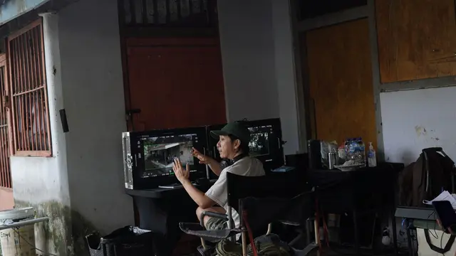 Awi Suryadi di lokasi syuting film Pabrik Gula. (Foto: Dok. Koleksi Pribadi Awi Suryadi)