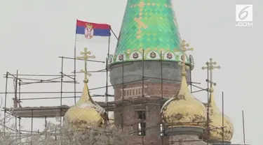 Warga sebuah desa di Serbia melakukan penghormatan bagi Presiden Rusia, Vladimir Putin, dengan membuat sebuah gereja bergaya khas Rusia.