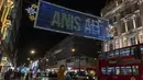 Foto pada 3 November 2020 ini memperlihatkan lampu-lampu Natal yang menerangi area perbelanjaan utama Oxford Street di London, Inggris. Lampu-lampu tersebut merupakan bentuk penghargaan terhadap kekuatan dan kehebatan warga London dalam menghadapi pandemi COVID-19. (Xinhua/Han Yan)