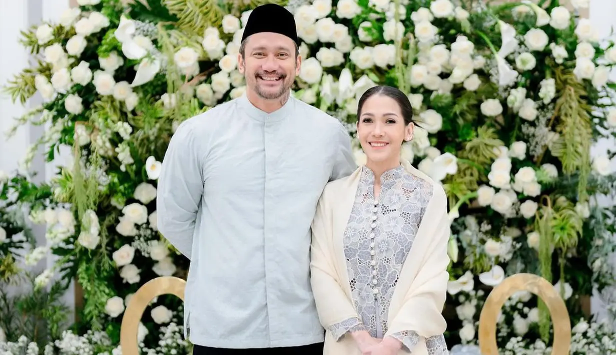 Di momen pengajian jelang pernikahan anak sambungnya, Mieke tampil cantik dengan lace dress abu-abu dan selendang kuning pastel. [Foto: Instagram/mieke_amalia]