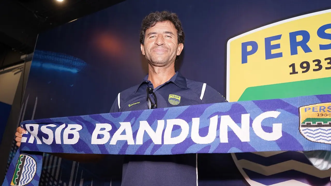 Foto: Persib Bandung Pamer Luis Milla Sebagai Pelatih Anyar