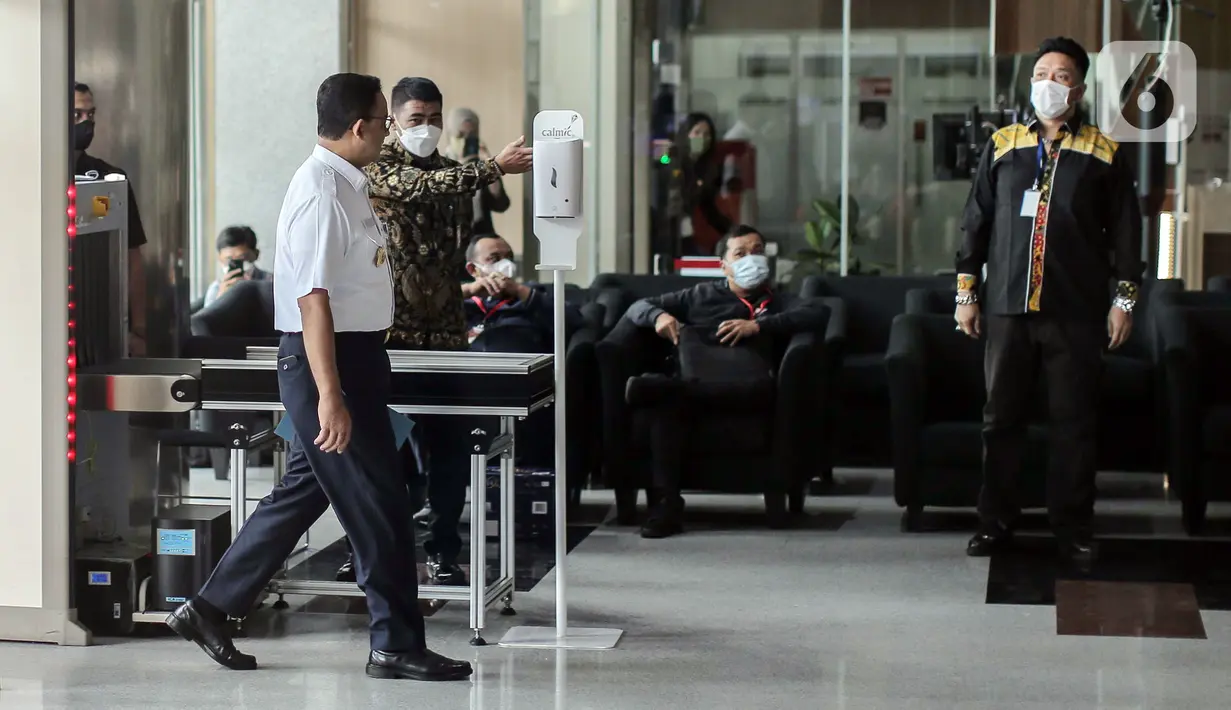 Gubernur DKI Jakarta Anies Baswedan memasuki Gedung KPK, Jakarta, Rabu (7/9/2022). Anies Baswedan dipanggil untuk menjalani pemeriksaan terkait laporan dugaan korupsi pada penyelenggaraan Formula E Jakarta. (Liputan6.com/Faizal Fanani)