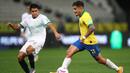 Gelandang Brasil, Philippe Coutinho, berebut bola dengan pemain Bolivia, Diego Wayar, pada laga kualifikasi Piala Dunia 2020 di Corinthians Arena, Sabtu (10/10/2020) pagi WIB. Brasil menang 5-0 atas Bolivia. (AFP/Buda Mendes/pool)