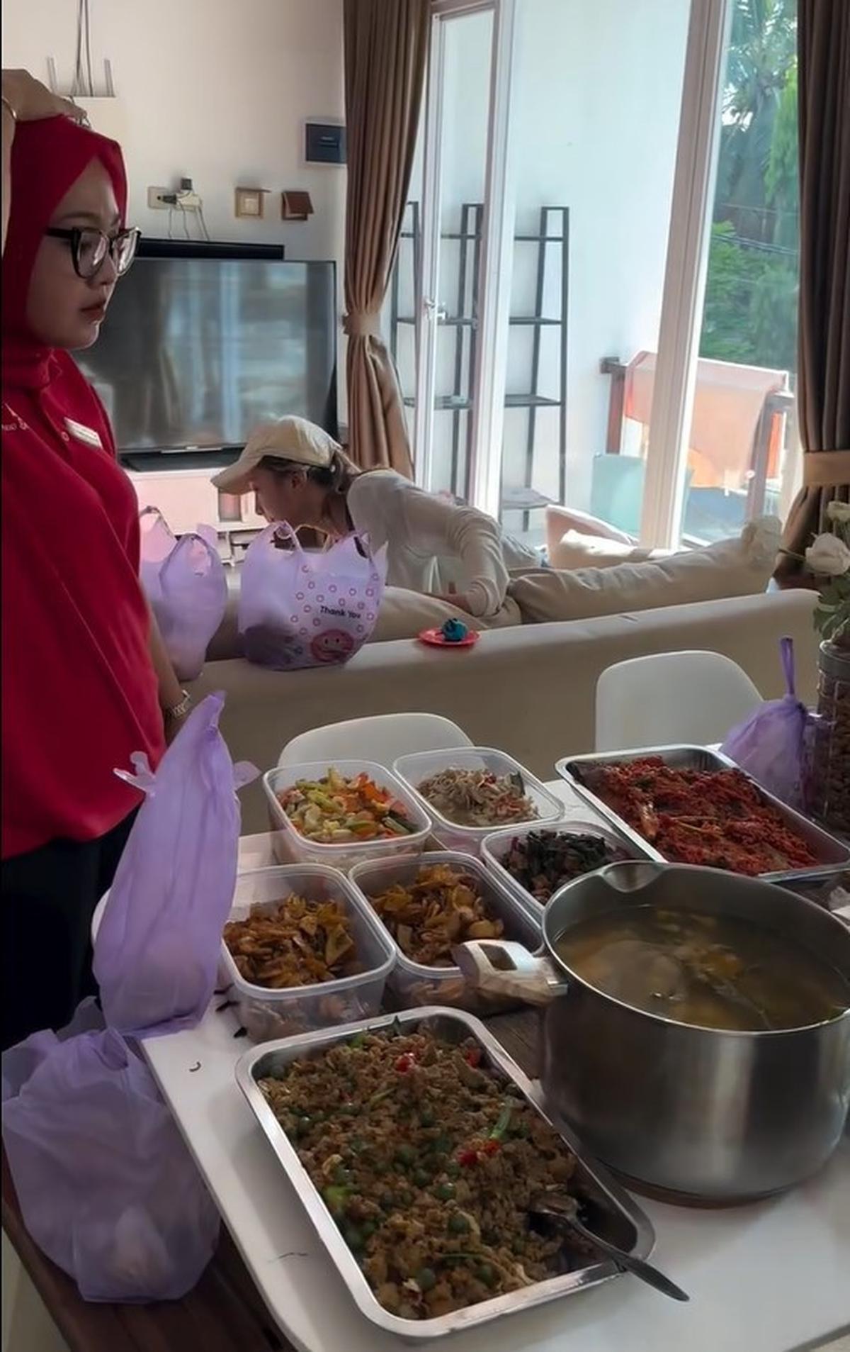 9 Potret Eriska Nakesya Istri Young Lex Banjir Pujian, Tak Malu Buka Warung di Gang Kecil