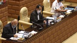 Menteri Perhubungan Budi Karya Sumadi menyimak rapat kerja dengan Komisi V DPR di Kompleks Parlemen, Senayan, Jakarta, Senin (25/1/2021). Rapat kerja tersebut membahas evaluasi pelaksanaan anggaran tahun 2020 serta program kerja Kementerian Perhubungan tahun 2021. (Liputan6.com/Angga Yuniar)
