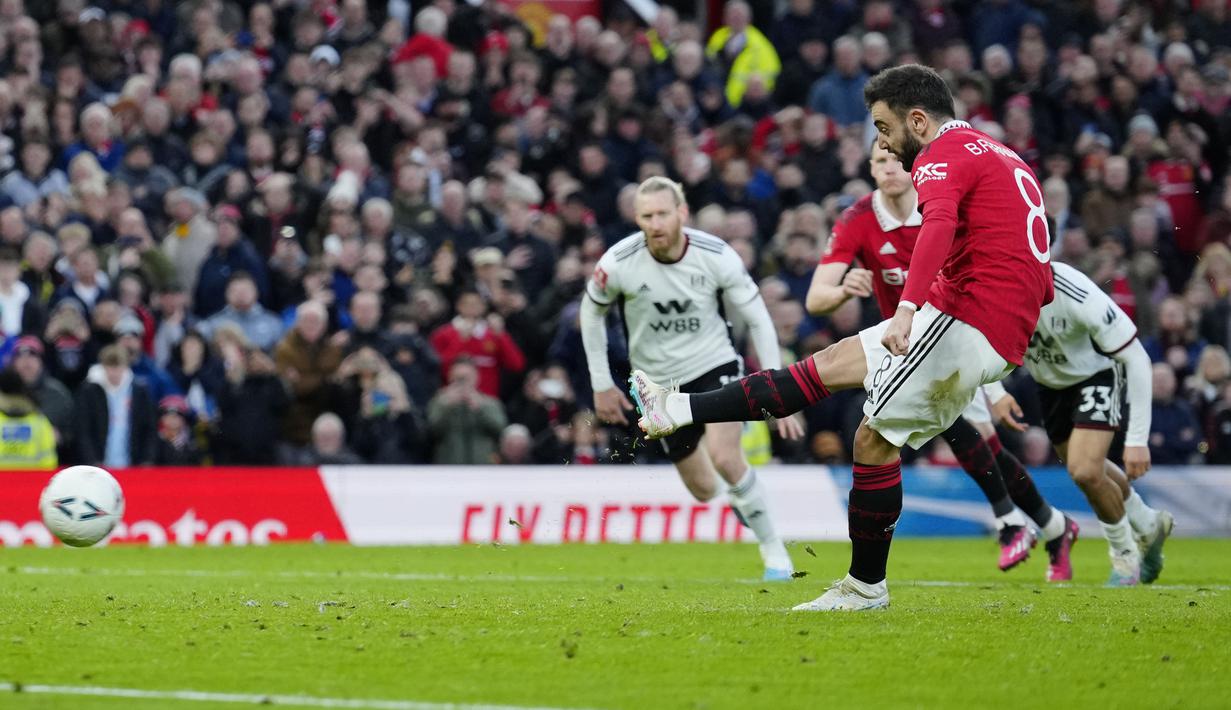 Pemain Manchester United, Bruno Fernandes, sukses mengeksekusi tendangan penalti ke gawang Fulham pada menit ke-75 dalam babak perempat final Piala FA 2022/2023, Minggu (19/3/2023) malam WIB. (AP Photo/Jon Super)