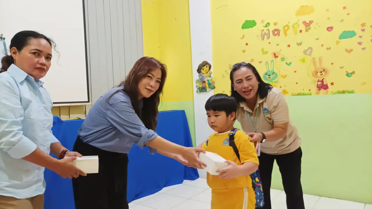 Untuk memastikan program Makan Siang Gratis dari pasangan calon presiden dan wakil presiden nomor urut 2 Prabowo Gibran terus berjalan, Relawan Wanita Pejuang Jokowi kembali melakukan sosialisasi di sekolah wilayah Perwira, Kecamatan Bekasi Utara, Jawa Ba