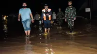 Pemkab Pohuwato bersama TNI-Polri, meninjau lokasi banjir Kecamatan Popayato (Arfandi Ibrahim/Liputan6.com)