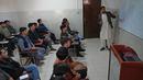 Mahasiswa laki-laki menghadiri kelas ilmu komputer mereka setelah universitas dibuka kembali di Kabul, Afghanistan, Senin (6/3/2023). Saat ini para mahasiswa telah kembali belajar ke kampus, tetapi tidak demikian dengan para mahasiswi yang masih dilarang untuk kembali belajar ke kampus oleh Taliban. (Wakil KOHSAR / AFP)