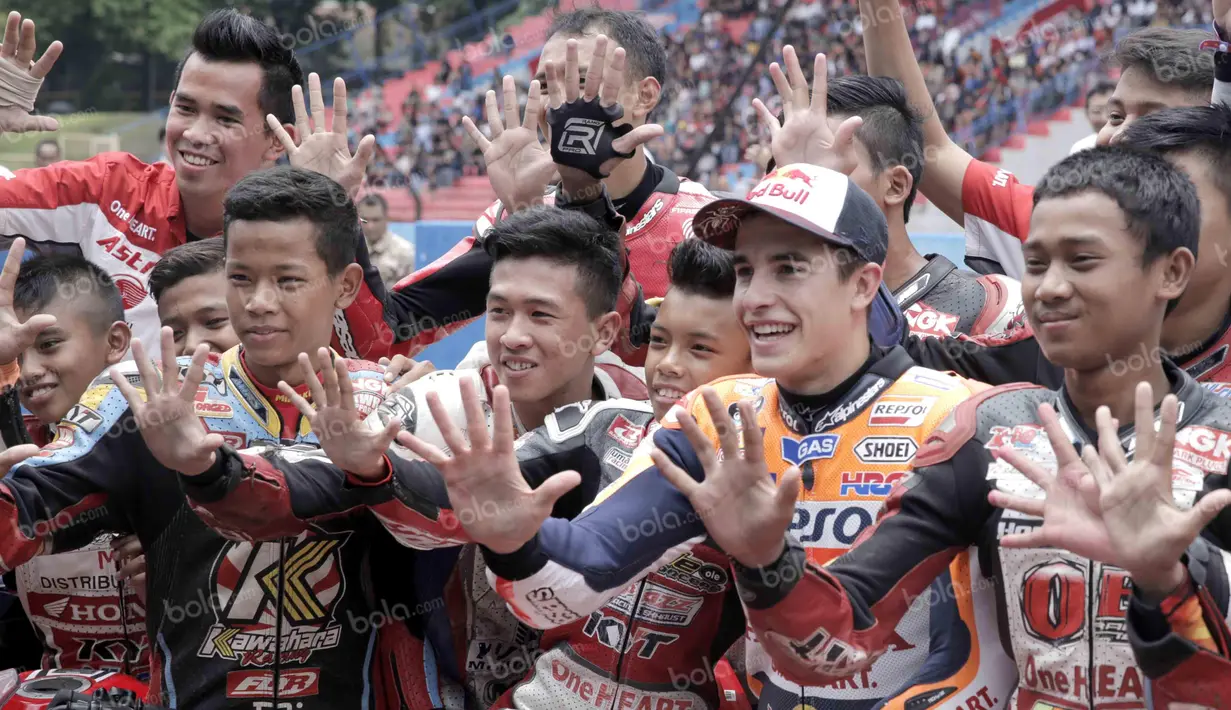 Marc Marquez berfoto bersama dengan para siswa Astra Honda Racing School pada coaching clinic di Sirkuit Sentul, Bogor, Jawa Barat, Selasa (25/10/2016). (Bola.com/Reza Bachtiar)