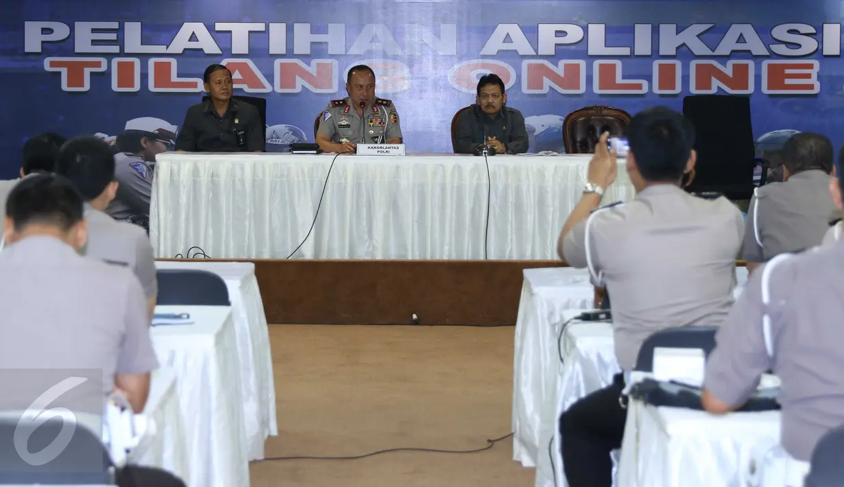 Kakorlantas Polri Agung Budi M memberikan arahan saat pelatihan penerapan E-Tilang di NTMC Porli, Jakarta, Selasa (25/10). Korps Lalu Lintas Polri menjadikan DKI Jakarta, Jateng dan Jatim sebagai percontohan tilang online. (Liputan6.com/Gempur M Surya)