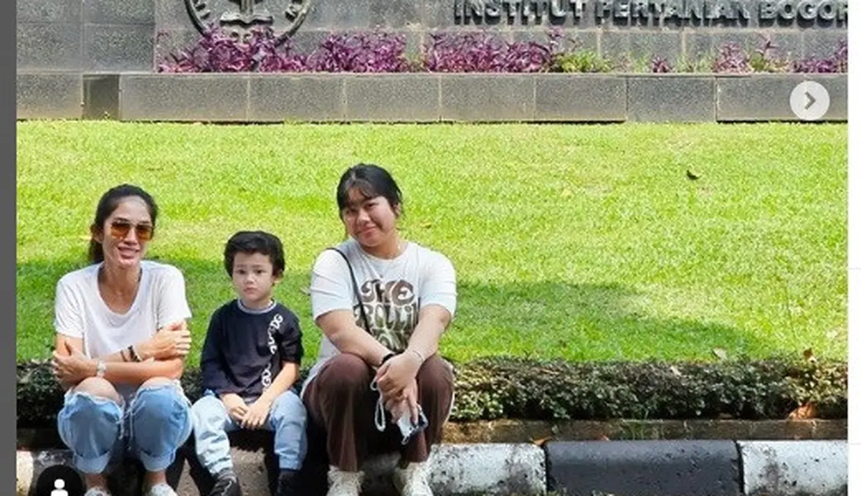 Ussy Sulistiawaty bangga Amel lulus SMA dan diterima di FKH IPB (Foto: Instagram ussypratama)