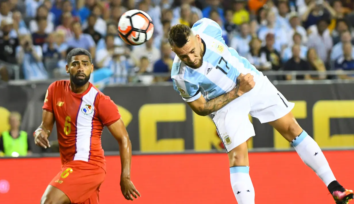 Bek Argentina, Nicolas Otamendi berusaha menyundul bola dari kawalan gelandang Panama, Gabriel Gomez pada pertandingan Copa America Centenario di Chicago, Amerika Srikat, (11/6). Argentina menang besar atas Panama 5-0. (Mike DiNovo-USA TODAY Sports)