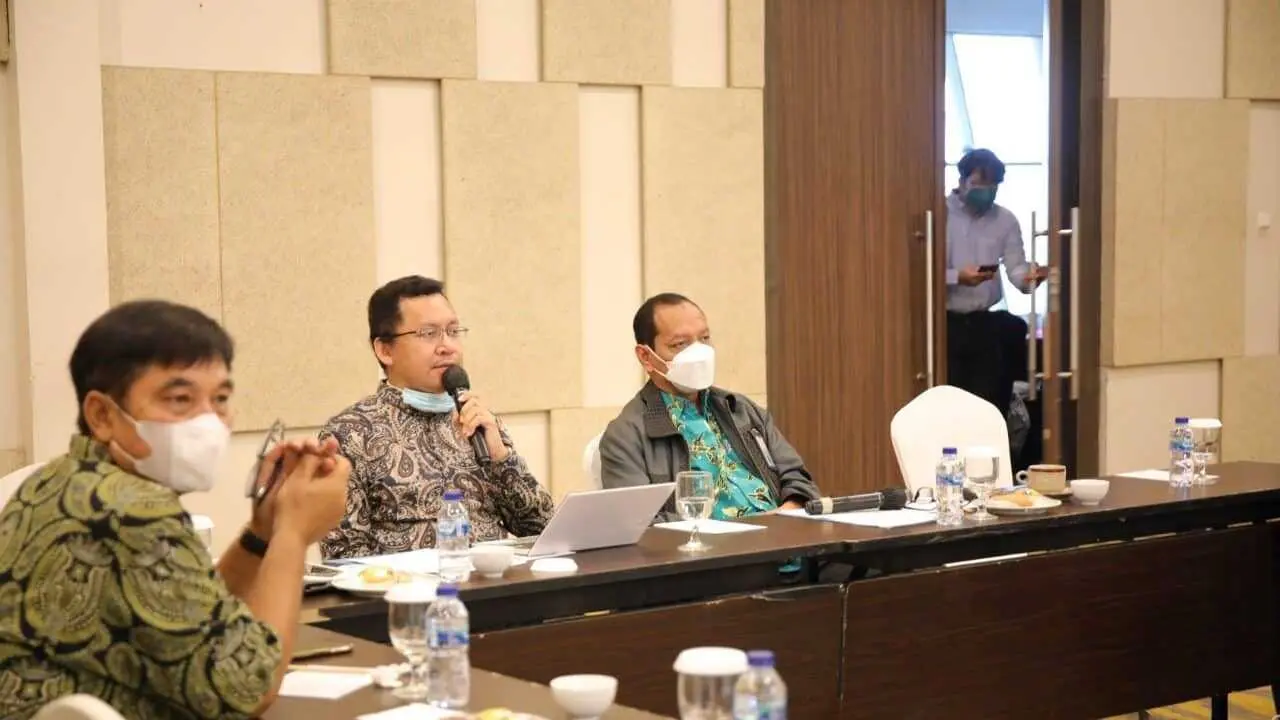 Kementerian Koordinator Bidang Kemaritiman dan Investasi (Kemenko Marves) melalui Deputi Bidang Koordinasi Kedaulatan Maritim dan Energi melakukan rapat koordinasi penyusunan rancangan SMK-3 khusus industri galangan kapal, di Cirebon, Jawa barat.