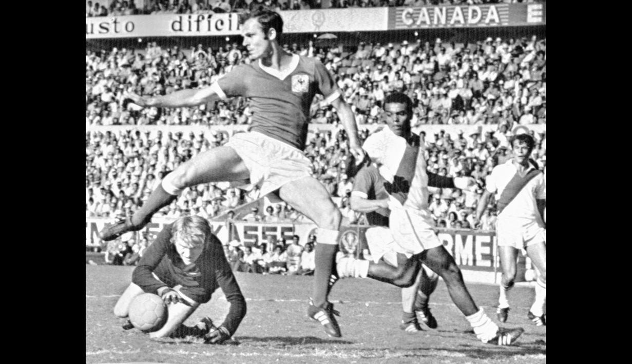 <p>Di bidang penghargaan individu, Franz Beckenbauer tercatat telah dua kali mendapatkan penghargaan individu Ballon d'Or. (AP Photo/Lohmann)</p>