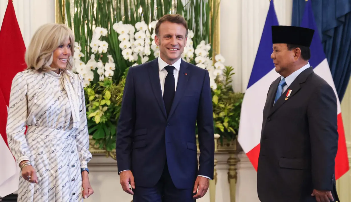 Presiden Republik Indonesia Prabowo Subianto (kanan) menerima Presiden Prancis Emmanuel Macron dan istrinya Brigitte Macron di Istana Merdeka, Jakarta, Rabu 28 Mei 2025. (Ludovic MARIN/AFP)