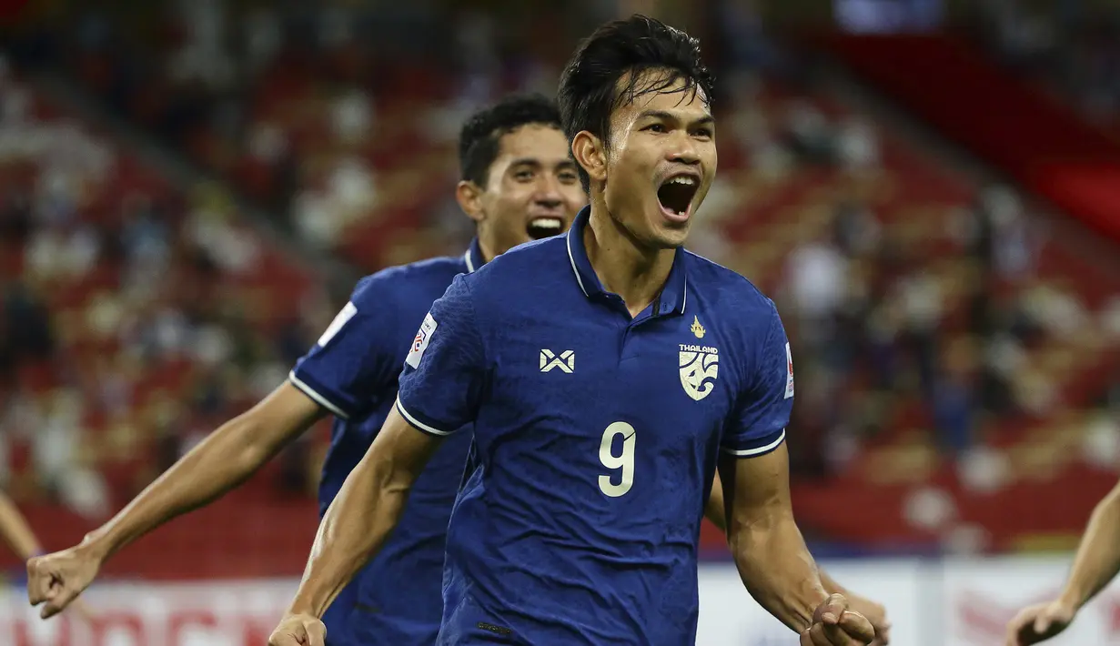 Thailand berhasil menyamakan skor 1-1 di babak kedua pada menit ke-54. Adisak Kraisorn menjebol gawang Nadeo Argawinata usai memanfaatkan bola rebound hasil tendangan Bordin Phala yang sempat ditepis Nadeo. (AP/Suhaimi Abdullah)