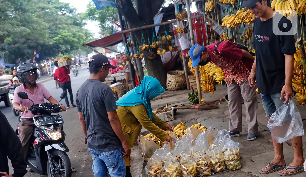 Pisang banyak dicari sebagai salah satu bahan pembuatan kolak untuk hidangan berbuka puasa. (Liputan6.com/Angga Yuniar)