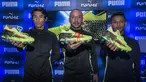 Pesepak bola, Hanif Sjahbandi, Julian Faubert dan Osvaldo Haay memperkenalkan sepatu Puma Future 18.1 di Taman Menteng, Jakarta, Jumat (9/3/2018). Puma Future 18.1 dirancang untuk pengepasan saat pemakaian. (Bola.com/Vitalis Yogi Trisna)