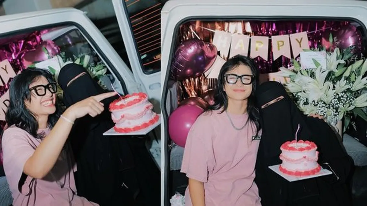 Potret Umi Pipik Dapat Kejutan Tak Terduga dari Syntia Marisca yang Serba Pink. (instagram/_ummi_pipik_)