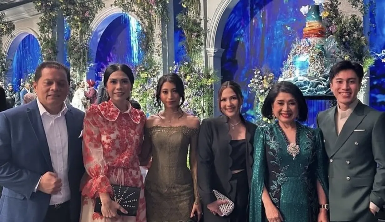 Jessica Mila tampil serba hitam dengan outer panjang, inner crop dan celananya. Ia pun membawa clutch warna silver. [@ragahdo]