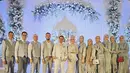 Potret Sahrul Gunawan bersama dengan bridesmaid dan groomsmen yang terdiri dari para artis seangkatannya. Sahrul resmi menikah di Gedong Putih, Cihideung, Parongpong, Kabupaten Bandung Barat, Jawa Barat, Sabtu (6/5/2023) malam. [Instagram/dude2harlino]