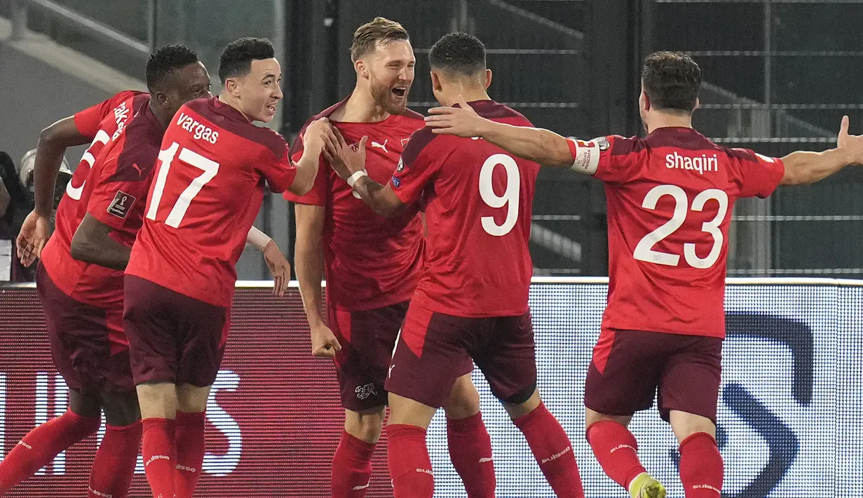 Swiss mendapatkan gol terlebih dahulu meski Italia memegang kendali permainan sejak awal babak pertama. Silvan Widmer (tengah) sukses mengkonversi umpan dari Noah Okafor untuk mengoyak gawang yang dijaga oleh Gianluigi Donnarumma. Swiss unggul 1-0 pada menit ke-11. (AP/Gregorio Borgia)