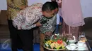 Bupati Batang, Yoyok Riyo Sudibyo bersama sang anak meniup lilin saat mendapat kejutan dari istri dan kedua anaknya usai berbicara pada seminar Kekuatan Perempuan Inspirasi Perubahan di Jakarta, Sabtu (23/4/2016). (Liputan6.com/Helmi Fithriansyah)