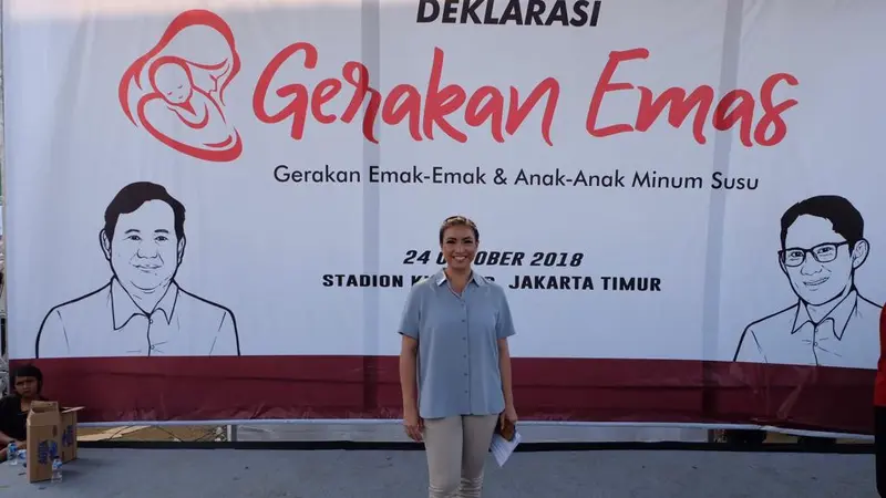 Anggota DPR RI Fraksi Gerindra Rahayu Saraswati Djojohadikusumo bersama istri Sandiaga Uno, Nur Asia Uno saat menghadiri acara Gerakan Emas. ©2018 Merdeka.com/istimewa