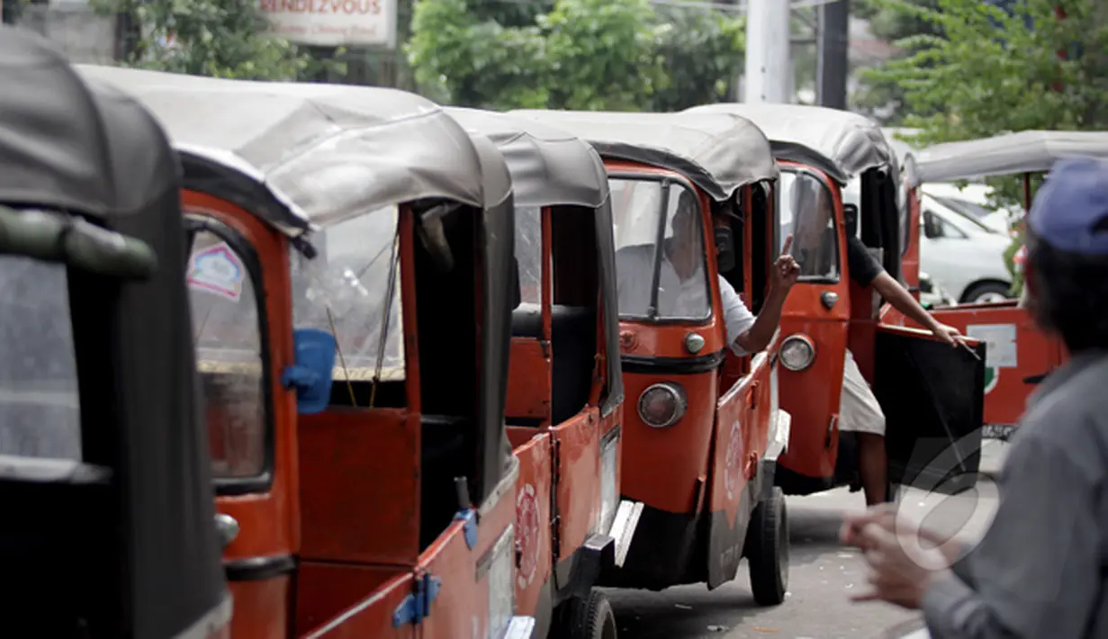 Puluhan Bajaj berjejer menunggu calon penumpang di kawasan Stasiun Gondangdia, Jakarta, Selasa (25/2/2015). Para pemilik bajaj orange yang bermesin 2 tak mengaku siap untuk menjadi bajaj biru berbahan bakar gas (Liputan6.com/Faizal Fanani)