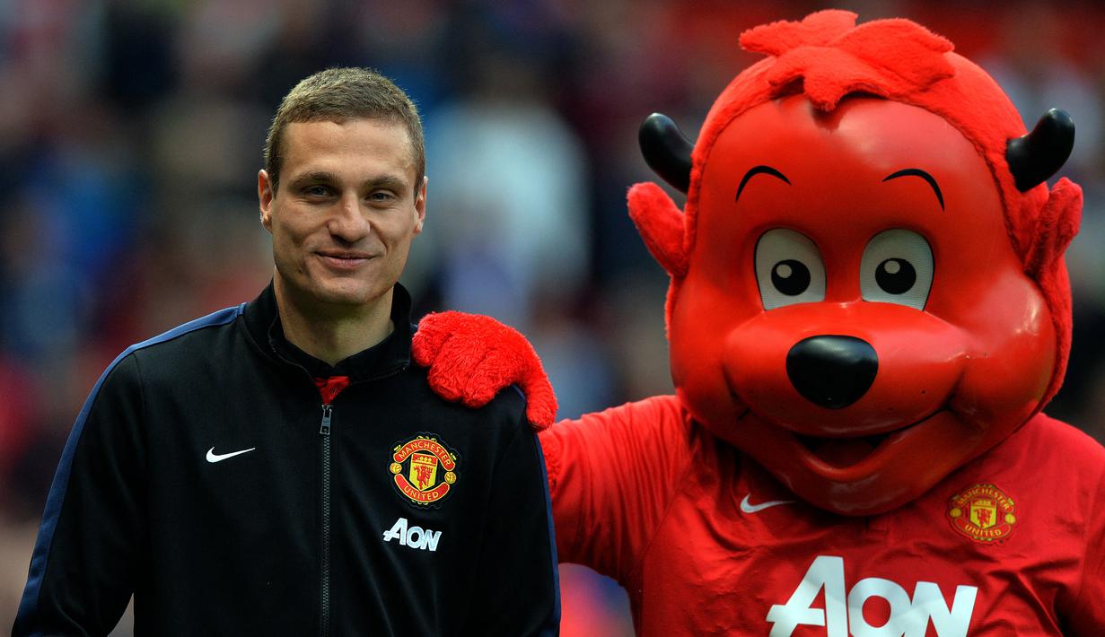 Nemanja Vidic. Bek tengah ini didatangkan dari Spartak Moscow dengan nilai 7 juta pound pada tengah musim 2005/2006. Total 8,5 musim bersama Manchester United, ia tampil dalam 300 laga dengan mencetak 21 gol. Ia dilepas gratis ke Inter Milan pada 2014 saat kontraknya berakhir. (Foto: AFP/Paul Ellis)