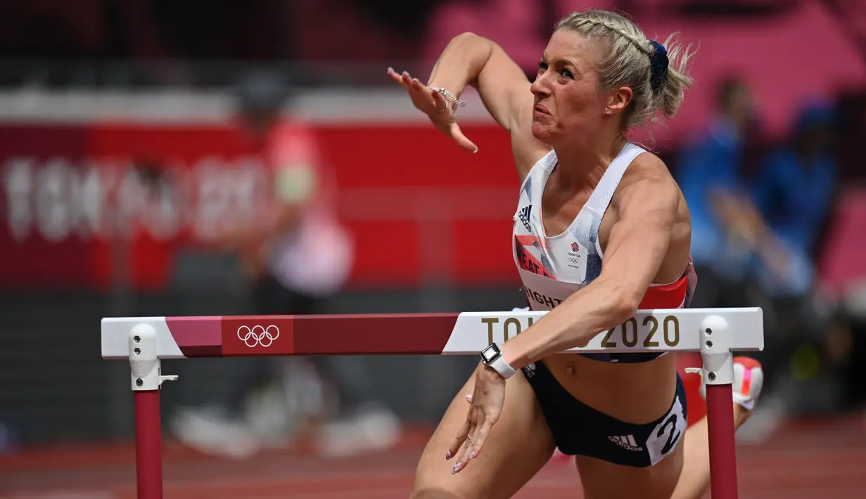 Atlet Inggris Raya, Jessie Knight terjatuh saat bertanding dalam pemanasan gawang 400m putri Olimpiade Tokyo 2020 di Stadion Olimpiade di Tokyo pada 31 Juli 2021. (Andrej ISAKOVIC / AFP)